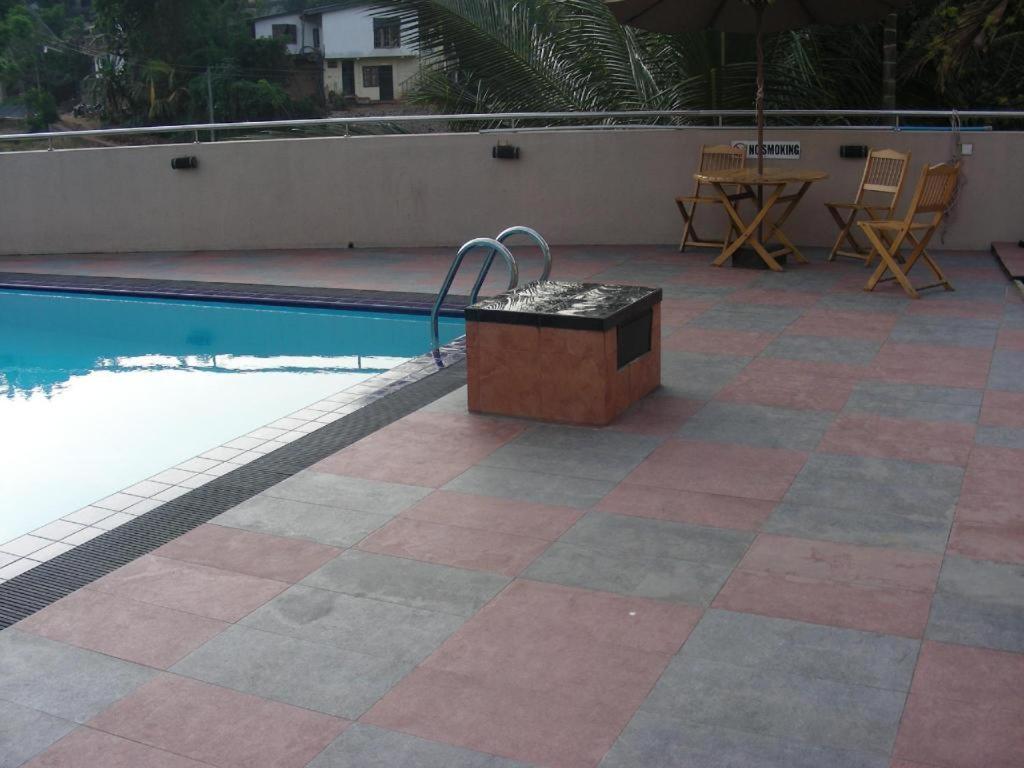 Devon Hotel Kandy Dış mekan fotoğraf